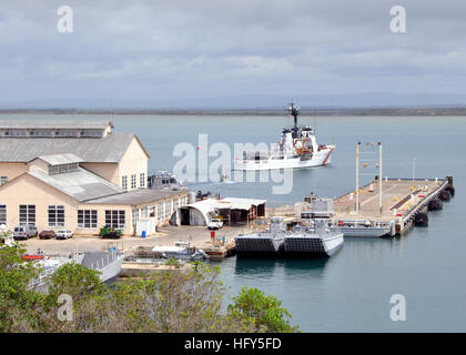 100419-N-8241M-010 Guantanamo Bay a Cuba (19 aprile 2010) Stati Uniti Coast Guard Reliance-classe Venturous fresa (WMEC-625) prende il via dalla stazione navale di Guantánamo Bay a Cuba dopo aver tenuto sul carburante e negozi. Venturous è distribuito negli Stati Uniti 4a flotta area di responsabilità condurre contro il narco-terrorismo e operazioni di migranti. La stazione navale di Guantanamo Bay a Cuba è un hub logistico PER GLI STATI UNITI Navy, U.S. La guardia costiera degli Stati Uniti, Esercito e Allied navi operanti nel teatro dei Caraibi. (U.S. Foto di Marina di Massa principale Specialista comunicazione Bill Mesta/RILASCIATO) Navy US 100419-N-8241M-010 U.S. Foto Stock