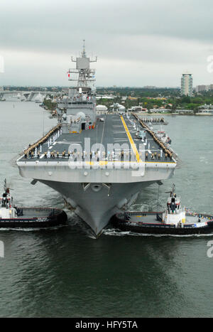 100426-C-8670L-008 PORT EVERGLADES, Fla. (26 aprile 2010) Il multi-purpose Amphibious Assault nave USS Iwo Jima (LHD 7) arriva a Port Everglades per l'inizio della settimana Marina Port Everglades. Questo è il ventesimo navy settimana a Port Everglades, sud della Florida la celebrazione annuale dei servizi marittimi. Settimana della Marina Port Everglades è uno dei 20 Navy settimane previsto attraverso l'America nel 2010. Navy settimane sono progettati per mostrare gli americani gli investimenti che hanno fatto nel loro marina e aumentare la consapevolezza in città che non hanno una significativa presenza della Marina. (U.S Navy foto di Scott Lehr/RILASCIATO) US Navy Foto Stock