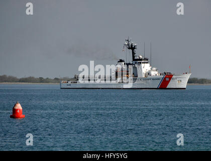 100429-N-8241M-108 Guantanamo Bay a Cuba (29 aprile 2010) Stati Uniti Coast Guard Reliance-classe Venturous fresa (WMEC-625) tira nella stazione navale di Guantánamo (GTMO) Bay, Cuba a prendere sul carburante e negozi. Venturous è distribuito negli Stati Uniti 4a flotta area caraibica conducendo contro-narco-terrorismo e operazioni di migranti. GTMO è un hub logistico per gli Stati Uniti Navy, U.S. La guardia costiera degli Stati Uniti, Esercito e Allied navi operanti nel teatro dei Caraibi. (U.S. Foto di Marina di Massa principale Specialista comunicazione Bill Mesta/RILASCIATO) Navy US 100429-N-8241M-108 Venturous (WMEC-625) tira nella stazione navale gua Foto Stock