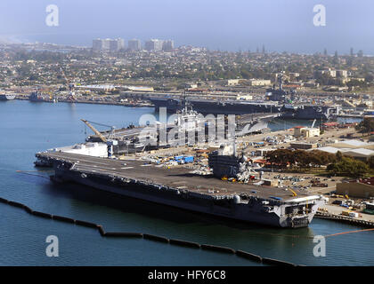 100506-N-5421M-124 SAN DIEGO (6 maggio 2010) La portaerei USS Ronald Reagan (CVN 76), USS Nimitz CVN (68) e USS Carl Vinson (CVN 70) sono pierside alla Naval Air Station North Island. (U.S. Foto di Marina di Massa lo specialista di comunicazione 1a classe David Mercil/RILASCIATO) Navy US 100506-N-8421M-124 la portaerei USS Ronald Reagan (CVN 76), USS Nimitz CVN (68) e USS Carl Vinson (CVN 70) sono pierside alla Naval Air Station North Island Foto Stock