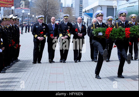 100508-N-7478G-147 VLADIVOSTOK, RUSSIA (8 maggio 2010) Vice Adm. John M. Bird, centro destra, comandante della U.S. 7, della flotta e il cap. Rudy Lupton, sinistra, comandante della U.S. 7 Comando della Flotta nave USS Blue Ridge (LCC 19), portare fiori a gettare nella battaglia di gloria della Federazione Russa della flotta del Pacifico Memorial durante una cerimonia a Vladivostok, Russia. La cerimonia di commemorazione ha segnato il sessantacinquesimo anniversario della vittoria giorno una festività nazionale in Russia per celebrare la fine della Seconda Guerra Mondiale. (U.S. Foto di Marina di Massa lo specialista di comunicazione 2a classe Cynthia Griggs/RILASCIATO) Navy US 100508 Foto Stock