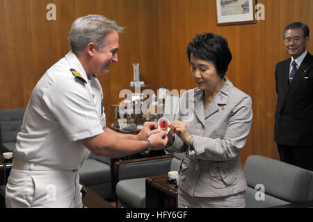 110510-N-2986M-001 YOKOHAMA, Giappone (10 maggio 2011) Capt. Eric Gardner, sinistra, comandante della Naval Air Facility Atsugi, presenta il sindaco di Yokohama Fumiko Hayashi una operazione Tomodachi patch. Gardner ha visitato il sindaco per discutere il ruolo della Naval Air Facility di Atsugi nella imminente Yokohama calamità trapano a supporto navale Facility Kamiseya. (U.S. Navy foto di Tim McGough/RILASCIATO) Navy US 110510-N-2986M-001 Capt. Eric Gardner, sinistra, comandante della Naval Air Facility Atsugi, presenta il sindaco di Yokohama Fumiko Hayashi un ope Foto Stock