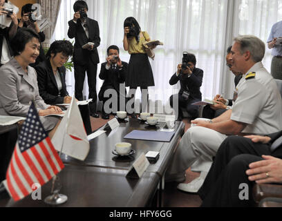 110510-N-2986M-002 YOKOHAMA, Giappone (10 maggio 2011) Capt. Eric Gardner, diritto, comandante della Naval Air Facility Atsugi, parla con il sindaco di Yokohama Fumiko Hayashi. Hayashi Gardner ha ringraziato per gli sforzi della Naval Air Facility di Atsugi durante il funzionamento Tomodachi. Gardner e Hayashi anche incontrato per discutere il ruolo della Naval Air Facility di Atsugi nella imminente Yokohama calamità trapano a supporto navale Facility Kamiseya. (U.S. Navy foto di Tim McGough/RILASCIATO) Navy US 110510-N-2986M-002 Capt. Eric Gardner, diritto, comandante della Naval Air Facility Atsugi, parla con Yokohama M Foto Stock