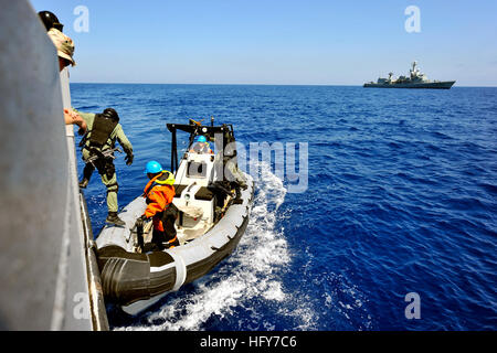 100521-N-3674H-244 Mare Mediterraneo (21 maggio 2010) spagnolo marines dal Descubierta-classe corvette SPS Infanta Elena (P 76) si dipartono U.S. Navy Landing Craft Utility (LCU) 1660 nel mar Mediterraneo durante una visita, scheda, ricerca e sequestro (VBSS) trapanare come parte di esercizio Phoenix Express 2010. PE-10 mira a migliorare la sicurezza marittima e la sicurezza nel mare Mediterraneo attraverso una maggiore interoperabilità e la cooperazione tra i partner regionali provenienti da Africa, Europa e Stati Uniti. (U.S. Foto di Marina di Massa lo specialista di comunicazione 2a classe Giovanni Hulle/RILASCIATO) Navy US 100521-N-3674H-2 Foto Stock