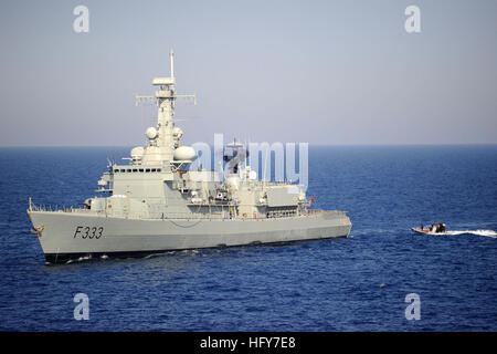 100527-N-3136P-508 Mare Mediterraneo (27 maggio 2010) una marina portoghese visita, scheda, ricerca e sequestro di team in un rigido-scafo gommone ritorna alla marina portoghese frigate NRP Bartolomeu Dias (F-333) dopo lo svolgimento di un controllo dei militari di comando Sealift contenitore e roll-on/roll-off nave USNS LCPL Roy H. Frumento (T-AK 3016) durante il tratto di mare di esercizio Phoenix Express 2010 (PE 10). PE-10 è due settimane di esercizio progettata per rafforzare il partenariato marittima e di migliorare la stabilità della regione attraverso una maggiore interoperabilità e la cooperazione tra partner provenienti da Africa, Eur Foto Stock