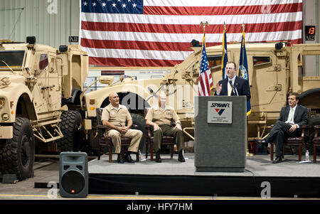 100530-0-9999X-004 Charleston S.C. (30 maggio 2010) Paolo Mann, joint program manager della miniera agguato resistente protetto (MRAP) veicoli, grazie allo spazio e guerra navale () SPAWAR Systems Center (CSD) Atlantico partner del settore e la squadra di governo per completare l'integrazione del 5000esimo MRAP-veicolo fuoristrada (M-ATV) come Capt. Bruce Urbon, sinistra, comandante della SSC Atlantic, Briga. Gen. Michael Brogan, comandante del Marine Corps Systems Command e il programma comune Delegato MRAP, e SSC Atlantic Direttore Tecnico Christopher Miller ascoltare. (U.S. Navy foto/RILASCIATO) US Navy http- Foto Stock