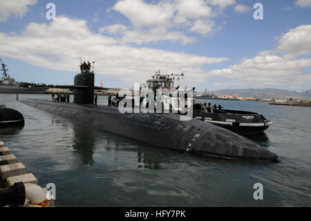 100602-N-3560G-002 PEARL HARBOR (Giugno 2, 2010) Il Los Angeles-class attack submarine USS Jacksonville (SSN 699) si diparte Base comune Harbor-Hickam perla per una distribuzione programmata per il Pacifico occidentale Regione. (U.S. Foto di Marina di Massa lo specialista di comunicazione 2a classe Ronald Gutridge/RILASCIATO) US Navy http-www.navy.mil-management-photodb-photos-100602-N-3560G-002 Los Angeles-class attack submarine USS Jacksonville (SSN 699) si diparte Base comune Harbor-Hickam perla per una distribuzione programmata Foto Stock