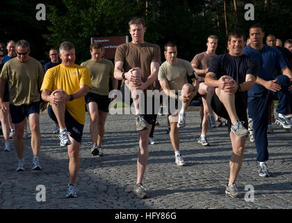 100608-N-7526R-010 STUTTGART, Germania (8 giugno 2010) Master Chief Sottufficiali della Marina (MCPON) Rick West si riscalda per un run con membri del Naval Special Warfare unità (NSWU) 2 durante una visita alla United States Army Garrison (USAG) Stoccarda, Germania. WestÕs visita a USAG Stuttgart è parte di un 10-giorno di viaggio per gli impianti e gli elementi di supporto in Europa occidentale. (U.S. Foto di Marina di Massa lo specialista di comunicazione 2a classe Marc Rockwell-Pate/RILASCIATO) Navy US 100608-N-7526R-010 Master Chief Sottufficiali della Marina Rick West si riscalda per un run con membri della (NSWU) 2 durante una visita al Regno Foto Stock