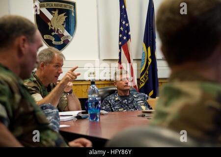 100608-N-7526R-096 STUTTGART, Germania (8 giugno 2010) Master Chief Sottufficiali della Marina (MCPON) Rick West riceve una breve operativa da parte dei membri del Naval Special Warfare unità (NSWU) 2 durante una visita negli Stati Uniti. Army Garrison Stuttgart, Germania. A ovest si trova su un 10-giorno di viaggio per gli impianti e gli elementi di supporto in Europa occidentale. (U.S. Foto di Marina di Massa lo specialista di comunicazione 2a classe Marc Rockwell-Pate/RILASCIATO) Navy US 100608-N-7526R-096 Master Chief Sottufficiali della Marina (MCPON) Rick West riceve una breve operativa da parte dei membri del Naval Special Warfare unità (NSWU) 2 durante una visi Foto Stock