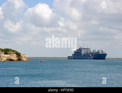 Il Sealift militare il comando di carichi secchi e munizioni nave USNS Wally Schirra tira in porta alla stazione navale di Guantánamo Bay a Cuba. Wally Schirra tirato in GTMO per scaricare circa 160 pallet di bottiglie di acqua e di cibo secco memorizza come parte del progetto Handclasp. Progetto Handclasp è una marina programma che coordina il trasporto e la consegna di aiuti umanitari, educativo e materiale di buona volontà ha donato alla Fondazione da parte di società, caritative e di servizio pubblico delle organizzazioni e privati cittadini su tutto il territorio degli Stati Uniti per la distribuzione in paesi stranieri che hanno bisogno di aiuto. USNS Wally Foto Stock