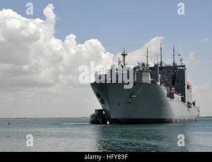 Il Sealift militare il comando di carichi secchi e munizioni nave USNS Wally Schirra tira in porta alla stazione navale di Guantánamo Bay a Cuba. Wally Schirra tirato in GTMO per scaricare circa 160 pallet di bottiglie di acqua e di cibo secco memorizza come parte del progetto Handclasp. Progetto Handclasp è una marina programma che coordina il trasporto e la consegna di aiuti umanitari, educativo e materiale di buona volontà ha donato alla Fondazione da parte di società, caritative e di servizio pubblico delle organizzazioni e privati cittadini su tutto il territorio degli Stati Uniti per la distribuzione in paesi stranieri che hanno bisogno di aiuto. USNS Wally Foto Stock