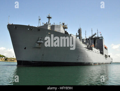 Il Sealift militare il comando di carichi secchi e munizioni nave USNS Wally Schirra tira in porta alla stazione navale di Guantánamo Bay a Cuba. Wally Schirra tirato in GTMO per scaricare circa 160 pallet di bottiglie di acqua e di cibo secco memorizza come parte del progetto Handclasp. Progetto Handclasp è una marina programma che coordina il trasporto e la consegna di aiuti umanitari, educativo e materiale di buona volontà ha donato alla Fondazione da parte di società, caritative e di servizio pubblico delle organizzazioni e privati cittadini su tutto il territorio degli Stati Uniti per la distribuzione in paesi stranieri che hanno bisogno di aiuto. USNS Wally Foto Stock