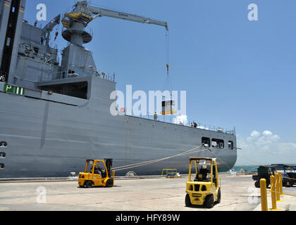 100609-N-7764M-199 Guantanamo Bay a Cuba (9 giugno 2010) i militari Sealift il comando di carichi secchi e munizioni nave USNS Wally Schirra (T-AKE 8) alleggerimento del carico pallet di cibo secco e acqua memorizza presso la stazione navale di Guantanamo Bay a Cuba, come parte del progetto Handclasp. Progetto Handclasp è una marina programma che coordina il trasporto e la consegna di aiuti umanitari, educativo e materiale di buona volontà ha donato alla Fondazione da parte di società, caritative e di servizio pubblico delle organizzazioni e privati cittadini su tutto il territorio degli Stati Uniti per la distribuzione in paesi stranieri che hanno bisogno di aiuto. (U.S. Foto di Marina Foto Stock