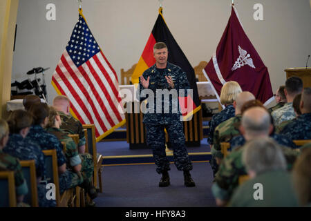 100609-N-7526R-076 Landstuhl, Germania (giugno 9, 2010) Master Chief Sottufficiali della Marina (MCPON) Rick West parla di più di 200 soldati, marinai, aviatori e marines assegnato a Landstuhl Regional Medical Center (LRMC) in Landstuhl, Germania, durante un tutte le mani chiamata presso la cappella di installazione. WestÕs visita a LRMC è parte di un 10-giorno di viaggio per gli impianti e gli elementi di supporto in Europa occidentale. (U.S. Foto di Marina di Massa lo specialista di comunicazione 2a classe Marc Rockwell-Pate/RILASCIATO) Navy US 100609-N-7526R-076 Master Chief Sottufficiali della Marina (MCPON) Rick West parla di più di 200 Foto Stock