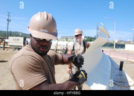 100610-M-0577W-053 Guantanamo Bay a Cuba (10 giugno 2010) Utilitiesman Constructionman James Thomas, sinistra e altri Seabees assegnato alla Naval Mobile Battaglione di costruzione (NMCB) 25, lavorare con fabbricato in metallo di foglio in corrispondenza di un sito in costruzione presso la stazione navale di Guantanamo Bay. NMCB-25, distribuito da Fort McCoy, Wis., è il supporto di Joint Task Force Guantanamo e stazione navale di Guantánamo Bay completando i progetti di costruzione per migliorare strutture sulla base. (U.S. Marine Corps photo by Lance Cpl. Justin R. Wheeler/RILASCIATO) Navy US 100610-M-0577W-053 Utilitiesman Constructionman James Thomas, sinistro Foto Stock