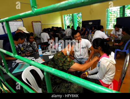 100616-N-4044H-051 Sihanoukville, Cambogia (16 giugno 2010) Giappone marittimo Forza di Autodifesa 1Lt. Motonori Shimizu ascolta il battito del cuore di un bambino cambogiano durante un partenariato Pacifico 2010 medical civic programma di azione. L'ospedale di Sihanoukville è una delle diverse posizioni dei marinai e volontari impegnati a bordo del militare comando Sealift nave ospedale USNS misericordia (T-AH 19) e il Giappone marittimo Forza di Autodifesa Amphibious Assault nave JDS Kunisaki (LST 4003) si recherà in visita a sostenere il partenariato del Pacifico, la quinta in una serie annuale di U.S. Flotta del pacifico ed umanitario assista civica Foto Stock