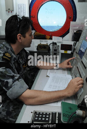 100620-N-3327M-006 OCEANO PACIFICO (20 giugno 2010) Tecnico elettronico Petty Officer Damian O'Shannessy, assegnato per l'australiano guidato-missile frigate HMAS Newcastle (FFG 06), dimostra avviare procedure di controllo per la SM-2 Harpoon missili a bordo di Newcastle durante un personale visita di scambio tra gli Stati Uniti e le marine Australiano. Newcastle parteciperà a bordo del Pacifico (RIMPAC), una biennale, multi-nazionale esercizio inteso a rafforzare i partenariati regionali e migliorare il multi-nazionale interoperabilità. (U.S. Foto di Marina di Massa Communications Specialist 2a classe James Mitchell Foto Stock