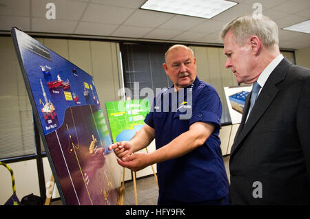 100629-N-5549O-021 NEW ORLEANS (29 giugno 2010) DEGLI STATI UNITI Coast Guard Adm. Thad Allen, national incident commander per la Deepwater Horizon oil spill response, mutandine segretario della Marina (SECNAV) gli onorevoli Ray Mabus durante un tour dell'Area unificata del Command Center. Mabus è su un periodo di cinque giorni di visita per la costa del Golfo del Messico per valutare la zona di sviluppare una prospettiva a lungo termine piano di ripristino per la regione. Ci sarà un incontro con lo stato e i funzionari locali in Louisiana, Mississippi, Alabama e Florida. (U.S. Foto di Marina di Massa Specialista comunicazione di seconda classe S. Kevin O'Brien/RILASCIATO) Navy US 100629-N-5549O-021 U.S. Foto Stock