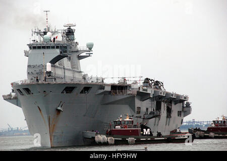 100630-N-9806M-116 NORFOLK (30 giugno 2010) La Royal Navy piattaforma di atterraggio dock nave HMS Ocean (L12) arriva alla stazione navale di Norfolk durante il funzionamento AURIGA. AURIGA è la Royal Navy principali della distribuzione di 2010 per la costa orientale del Nord America e il western Oceano Atlantico. Il Regno Unito Amphibious Task Group, parteciperà a un esercizio congiunto con l'anfibio Kearsarge pronto e gruppo II Marine Expeditionary Force (II MEF) al largo della costa della Carolina del Nord. Funzionamento Auriga è incentrato su una serie di Stati Uniti e Canada esercizi per migliorare la capacità operativa attraverso la formazione con coali Foto Stock