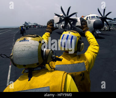 Un piano direttore le guide a C-2 Levriero dal Rawhides della flotta di supporto logistico squadrone di un posto parcheggio dopo aver completato un volo di logistica per la portaerei USS Harry Truman. VRC-40 viene distribuito come parte di Harry Truman Carrier Strike gruppo a sostegno di le operazioni di sicurezza marittima e di teatro la cooperazione in materia di sicurezza gli sforzi negli Stati Uniti Quinta Flotta area di responsabilità. (U.S. Navy foto di Sottufficiali di terza classe Zachary D. Montgomery, la comunicazione di massa specialista) USS Harry Truman azione DVIDS296642 Foto Stock