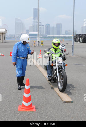 100702-N-2218S-002 YOKOHAMA, Giappone (Luglio 2, 2010) marinai di praticare il loro moto le competenze e le tecniche di sicurezza con Shirobai, elite giapponese di moto ufficiali della polizia. Il Yokohama Municipal il dipartimento di polizia ha ospitato l'evento per aiutare U.S. I marinai, che guidano motocicli, per conoscere meglio le leggi sul traffico locale. (U.S. Foto di Marina di Massa lo specialista di comunicazione di terza classe Andrew Ryan Smith/RILASCIATO) Navy US 100702-N-2218S-002 marinai di praticare il loro moto le competenze e le tecniche di sicurezza con Shirobai, elite giapponese di moto ufficiali di polizia Foto Stock