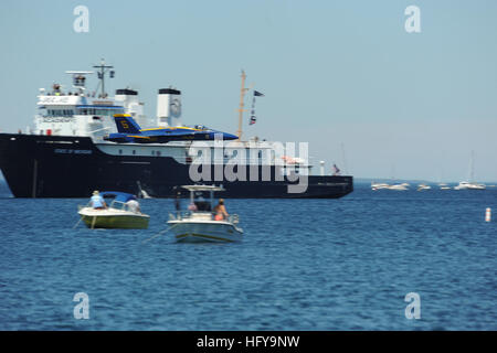 100703-N-0092J-227 di Traverse City, Mich (3 luglio 2010) Lt. La Cmdr. Frank Weiser, da Atlanta, GA. filo pilota solo assegnato per gli Stati Uniti Navy dimostrazione di volo squadrone, Blue Angels, eseguire una sbirciatina passare su West Traverse Bay in un'F/A-18 Hornet. (U.S. Foto di Marina di Massa lo specialista di comunicazione di terza classe Andrew Johnson/RILASCIATO) Navy US 100703-N-0092J-227 Lt. La Cmdr. Frank Weiser, da Atlanta, GA. filo pilota solo assegnato per gli Stati Uniti Navy dimostrazione di volo squadrone, Blue Angels, Foto Stock