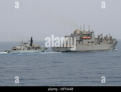 100710-N-1082Z-088 U.S. 5TH FLOTTA AREA DI RESPONSABILITÀ (10 luglio 2010) La British Royal Navy Duca-classe fregata HMS St Albans (F 83) tira a fianco dei militari di comando Sealift carichi secchi e munizioni nave USNS Robert E. Peary (T-AKE 5) per un riempimento al mare. (U.S. Foto di Marina di Massa lo specialista di comunicazione 2a classe Jason R. Zalasky/RILASCIATO) Navy US 100710-N-1082Z-088 la British Royal Navy Duca-classe fregata HMS St Albans (F 83) tira a fianco dei militari di comando Sealift carichi secchi e munizioni nave USNS Robert E. Peary (T-AKE 5) per un rifornimento in mare Foto Stock