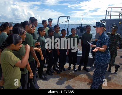 100714-N-9706M-214 OCEANO PACIFICO (14 luglio 2010) Il tenente j.g. Rebecca Conti-Vock parla di cadetti da Feydhoo High School di Maldive circa il trasporto anfibio dock USS Dubuque (LPD 8) e la sua missione Luglio 14 durante un tour della nave. Dubuque è che partecipano all'operazione Bungalow Brezza con le Maldive Nazionale Forze di Difesa (MNDF). Lo scopo di questo esercizio è di agevolare la cooperazione con il popolo delle Maldive e il MNDF Maldiviano. (U.S. Foto di Marina di Massa lo specialista di comunicazione 1a classe David McKee/RILASCIATO) Navy US 100714-N-9706M-214 Tenente j.g. Rebecca Conti-Vock colloqui Foto Stock