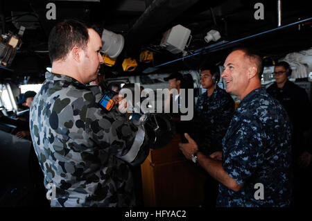 100714-N-6477M-051 OCEANO PACIFICO (14 luglio 2010) Capt. S. Robert Roth, destra, comandante del trasporto anfibio dock nave USS Cleveland (LPD 7), dà una visita della nave il ponte per il senatore di Tazmania David Bushby. Cleveland è in Hawaiian area operativa al cerchio di sostegno del Pacifico (RIMPAC) esercizi, una biennale, multinazionale esercizio inteso a rafforzare i partenariati regionali e migliorare l'interoperabilità multinazionale. (U.S. Foto di Marina di Massa lo specialista di comunicazione 1a classe Eli J. Medellin/RILASCIATO) Navy US 100714-N-6477M-051 Capt. S. Robert Roth, destra, comando Foto Stock