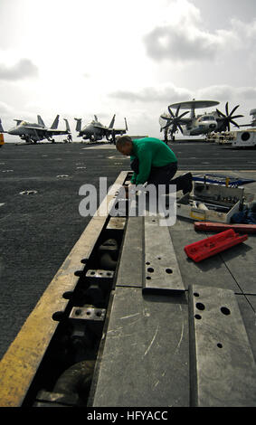 Aviatore Juan Zavala-Alcaraz, aviazione di boatswain mate (manipolazione), esegue le operazioni di manutenzione su un jet deviatore di esplosione a bordo della portaerei USS Harry Truman. Il getto di blast deflettore protegge i marinai sul ponte di volo dal potente motore del velivolo jet blast e calore. Harry Truman è distribuito come parte di Harry Truman Carrier Strike gruppo sostenere le operazioni di sicurezza marittima e di teatro la cooperazione in materia di sicurezza gli sforzi negli Stati Uniti Flotta di 5 aree di responsabilità. (U.S. Navy foto di Sottufficiali di terza classe Zachary D. Montgomery) USS Harry Truman DVIDS300915 Foto Stock