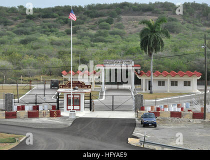 100716-N-8241M-008 Guantanamo Bay a Cuba (16 luglio 2010) Il Nord est porta a stazione navale di Guantánamo Bay a Cuba è la sola voce e il punto di uscita per la terraferma Cuba dalla stazione navale. Essa è stata chiusa al personale di base dal momento che gli Stati Uniti hanno interrotto le relazioni diplomatiche con il governo cubano il 3 gennaio 1961. (U.S. Foto di Marina di Massa principale Specialista comunicazione Bill Mesta/RILASCIATO) Navy US 100716-N-8241M-008 Nord Porta Est presso la stazione navale di Guantanamo Bay a Cuba Foto Stock