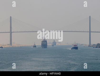 100718-N-1082Z-073 Canale di Suez (18 luglio 2010) le visite-missili cruiser USS San Jacinto (CG 56) e il trasporto anfibio dock nave USS Mesa Verde LPD (19) passano sotto la Egyptian-Japanese Friendship Bridge. Mesa Verde è parte di Nassau Amphibious pronto Gruppo di supporto le operazioni di sicurezza marittima e di teatro la cooperazione in materia di sicurezza le operazioni negli Stati Uniti La quinta e la sesta flotta aree di responsabilità. (U.S. Foto di Marina di Massa lo specialista di comunicazione 2a classe Jason R. Zalasky/RILASCIATO) Navy US 100718-N-1082Z-073 visite-missili cruiser USS San Jacinto (CG 56) e il trasporto anfibio Foto Stock