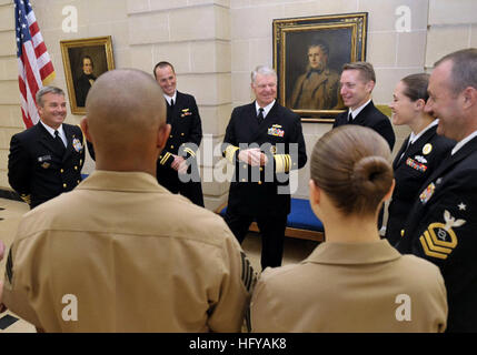 100719-N-8273J-007 Parigi, Francia (Luglio 19, 2010) Capo di operazioni navali (CNO) Adm. Gary Roughead parla con i marinai e Marines di stanza presso l'U.S. Ambasciata a Parigi. (U.S. Foto di Marina di Massa lo specialista di comunicazione 1a classe Tiffini Jones Vanderwyst/RILASCIATO) Navy US 100719-N-8273J-007 Capo di operazioni navali (CNO) Adm. Gary Roughead parla con i marinai e Marines di stanza presso l'U.S. Ambasciata di Parigi Foto Stock