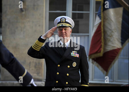 100719-N-8273J-008 Parigi, Francia (Luglio 19, 2010) Capo di operazioni navali (CNO) Adm. Gary Roughead saluta durante la riproduzione di un inno nazionale degli Stati Uniti durante una cerimonia di benvenuto presso la Marina francese ha sede a Parigi. (U.S. Foto di Marina di Massa lo specialista di comunicazione 1a classe Tiffini Jones Vanderwyst/RILASCIATO) Navy US 100719-N-8273J-008 Capo di operazioni navali (CNO) Adm. Gary Roughead saluta durante la riproduzione di un inno nazionale degli Stati Uniti durante una cerimonia di benvenuto presso la Marina francese ha sede a Parigi Foto Stock