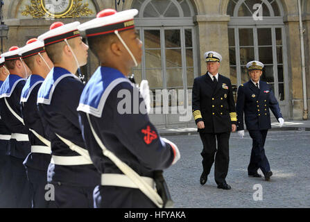 100719-N-8273J-009 Parigi, Francia (Luglio 19, 2010) Capo di operazioni navali (CNO) Adm. Gary Roughead ispeziona truppe con ADM. Pierre-Francois Forissier, capo di Stato Maggiore della Marina Francese, durante una cerimonia di benvenuto presso la marina francese la sede centrale. (U.S. Foto di Marina di Massa lo specialista di comunicazione 1a classe Tiffini Jones Vanderwyst/RILASCIATO) Navy US 100719-N-8273J-009 Capo di operazioni navali (CNO) Adm. Gary Roughead ispeziona truppe con ADM. Pierre-Francois Forissier, capo di Stato Maggiore della Marina Francese, durante una cerimonia di benvenuto presso la marina francese la sede centrale Foto Stock