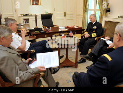 100719-N-8273J-010 Parigi, Francia (Luglio 19, 2010) Capo di operazioni navali (CNO) Adm. Gary Roughead, a destra si incontra con ADM. Edouard Guillaud, capo di stato maggiore delle forze armate francesi, mentre visitano il francese personale misto ha sede a Parigi. (U.S. Foto di Marina di Massa lo specialista di comunicazione 1a classe Tiffini Jones Vanderwyst/RILASCIATO) Navy US 100719-N-8273J-010 Capo di operazioni navali (CNO) Adm. Gary Roughead, a destra si incontra con ADM. Edouard Guillaud Foto Stock