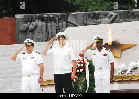 100724-N-4894D-311 VLADIVOSTOK, RUSSIA (24 luglio 2010) della Cmdr. Steven Prescott, sinistra, comandante della guidato-missile fregata USS Vandegrift (FFG 48), Lt. La Cmdr. Walter Mainor, destra, comandante della miniera contromisure nave USS Patriot (MCM 7), e una marina russa della Cmdr. Rendere onori durante una ghirlanda di cerimonia di posa a Vladivostok. Vandegrift e Patriot sono una visita in Russia a partecipare a Navy alle celebrazioni del Giorno a Vladivostok. (U.S. Navy foto di Lt. Colby Drake/RILASCIATO) Navy US 100724-N-4894D-311 della Cmdr. Steven Prescott, sinistra, comandante della guidato-missile frigate Foto Stock