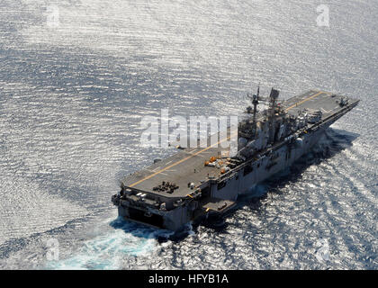 Il multi-purpose Amphibious Assault nave USS Iwo Jima crociere al largo di Haiti. Iwo Jima è al largo della costa di Haiti conducendo continuando promessa 2010 umanitario assistenza civica di missione. Il medico assegnato e il personale tecnico imbarcato a bordo di Iwo Jima lavorerà con la nazione partner in grado di fornire i team di medico, dentista, veterinario e assistenza tecnica a otto diverse nazioni. (U.S. Navy foto di Sottufficiali di seconda classe Bryan Weyers, la comunicazione di massa specialista) USS Iwo Jima in Haiti DVIDS303883 Foto Stock