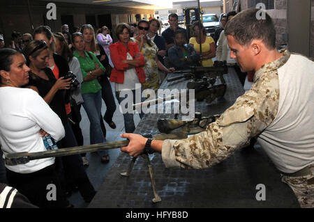 100729-N-4301H-602 SAN DIEGO (29 luglio 2010) UN U.S. Navy SEAL sniper assegnato al team SEAL 1 mostra Naval Special Warfare difensori civici e il sostegno della famiglia degli avvocati le armi utilizzate guarnizioni mentre distribuito durante il quinto annuale Conferenza mediatore in San Diego. (U.S. Foto di Marina di Massa lo specialista di comunicazione 2a classe Shauntae Hinkle-Lymas/RILASCIATO) Navy US 100729-N-4301H-602 U.S. Navy SEAL sniper assegnato al team SEAL 1 mostra Naval Special Warfare difensori civici e il sostegno della famiglia degli avvocati le armi utilizzate guarnizioni mentre distribuito durante la quinta edizione di mediatore in conferenza Foto Stock