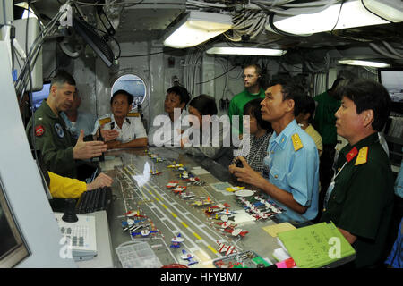 100808-N-4830B-033 OCEANO PACIFICO (Agosto 8, 2010) Capt. Daniel Grieco, sinistra, delegato della portaerei USS George Washington (CVN 73), spiega il ponte di volo per operazioni di alti gradi militari e funzionari civili provenienti dal Vietnam. La visita è uno degli eventi programmati durante un corso di cinque giorni l'impegno per la commemorazione del XV anniversario della normalizzazione delle relazioni tra il Vietnam e gli Stati Uniti. George Washington, il solo NavyÕs permanentemente in avanti schierate portaerei, è in corso contribuisce a garantire la sicurezza e la stabilità nell'Oceano Pacifico occidentale. (U.S. Navy foto di Foto Stock