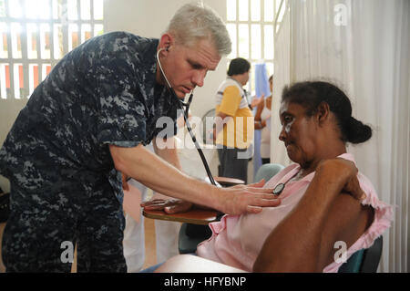 100809-N-9964S-177 COLUMBIA (Agosto 9, 2010) della Cmdr. Timothy Burgess, imbarcato a bordo del multipurpose Amphibious Assault nave USS Iwo Jima (LHD 7), svolge gli esami medici durante una continua promessa 2010 comunità medica evento di assistenza. Iwo Jima è operativo al largo della costa della Colombia sostenere la continua promessa umanitario e assistenza civica di missione. (U.S. Foto di Marina di Massa lo specialista di comunicazione 1a classe Christopher B. Stoltz/RILASCIATO) Navy US 100809-N-9964S-177 della Cmdr. Timothy Burgess, imbarcato a bordo del multipurpose Amphibious Assault nave USS Iwo Jima (LHD 7), conduce la medi Foto Stock