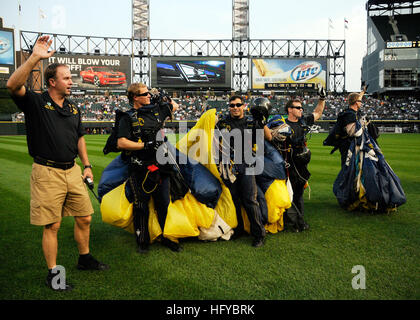 100810-N-5366K-254 CHICAGO (Agosto 10, 2010) i membri dell'U.S. Navy parachute team di dimostrazione, il salto delle rane, wave di spettatori dopo il paracadutismo durante la cerimonia di apertura di uno dei Chicago White Sox Baseball gioco in U.S. Campo cellulare durante la Chicago settimana della Marina. Marina di Chicago settimana è uno dei 20 Navy settimane previsto attraverso l'America per il 2010. Navy settimane sono progettati per mostrare gli americani gli investimenti che hanno fatto nel loro marina e aumentare la consapevolezza in città che non hanno una significativa presenza della Marina. (U.S. Foto di Marina di Massa lo specialista di comunicazione 2a classe Michelle Kapica/RILASCIATO) US Navy 1 Foto Stock