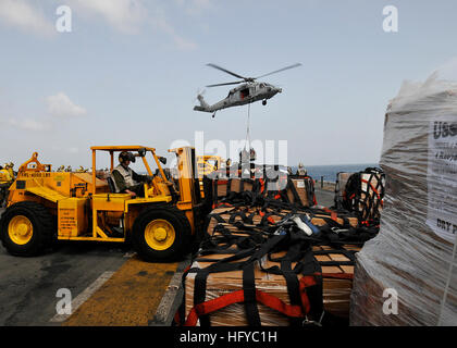 100814-N-1226D-428 Mare Arabico (Agosto 14, 2010) lancia Cpl. Michael Wertman, assegnato a combattere cargo, xv Marine Expeditionary Unit (XV MEU), si sposta il carico sul ponte di volo dell'assalto anfibio nave USS Peleliu (LHA 5) durante un rifornimento verticale. La Peleliu anfibio gruppo pronto è di sostenere il governo pakistano e aiuto militare in caso di catastrofe sforzi con pesanti le capacità di sollevamento nelle zone inondate del Pakistan. (U.S. Foto di Marina di Massa lo specialista di comunicazione di terza classe Omar A. Dominquez/RILASCIATO) Navy US 100814-N-1226D-428 Lancia Cpl. Michael Wertman sposta il carico sul volo d Foto Stock