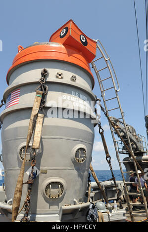 100822-N-9204B-022 SINGAPORE (Agosto 22, 2010) un U.S. Navy submarine rescue camera è fissata sul ponte di poppa del militare Sealift il comando di salvataggio e recupero nave USNS salvaguardare (T-ARS 50) durante il Pacifico raggiungono 2010. (U.S. Navy foto di Lt. Lara Bollinger/RILASCIATO) Navy US 100822-N-9204B-022 U.S. Navy submarine rescue camera è fissata sul ponte di poppa del militare Sealift il comando di salvataggio e recupero nave USNS salvaguardare (T-ARS 50) durante il Pacifico raggiungono 2010 Foto Stock