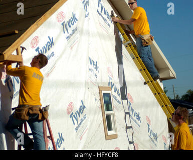 100824-N-0858D-272 BOISE, Idaho (Agosto 24, 2010) marinai di lavorare su una nuova casa per l'Habitat per l'umanità durante il Boise Navy settimana uno dei 20 Navy settimane previsto attraverso l'America per il 2010. Navy settimane sono progettati per mostrare gli americani gli investimenti che hanno fatto nel loro marina e aumentare la consapevolezza in città che non hanno una significativa presenza della Marina. (U.S. Foto di Marina di Massa lo specialista di comunicazione 2a classe Cheryl Dilgard/RILASCIATO) Navy US 100824-N-0858D-272 marinai di lavorare su una nuova casa per l'Habitat per l'umanità durante il Boise Navy Settimana Foto Stock