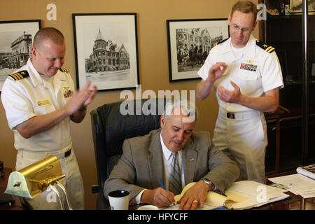 100824-N-3038C-223 BOISE, Idaho. (Agosto 24, 2010) della Cmdr. Ronald Candiloro, assegnato alla Marina militare del distretto di reclutamento Portland, e il tenente Paolo abbassare, assegnato a Boise distretto di reclutamento, applaudire come sindaco di Boise David Vieter segni il 2010 Marina Boise settimana annuncio. Boise Navy settimana è uno dei 20 Navy settimane previsto attraverso l'America di quest'anno. Navy settimane sono progettati per mostrare gli americani gli investimenti che hanno fatto nel loro marina e aumentare la consapevolezza in città che non hanno una significativa presenza della Marina. (U.S. Foto della marina da capo la comunicazione di massa specialista Steve Carlson/RILASCIATO) Navy US 100824-N-3038 Foto Stock