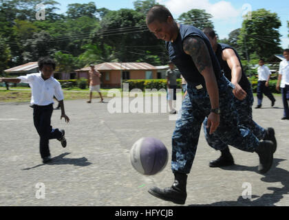 100825-N-2074H-411 Limon Costa Rica (Agosto 25, 2010) Aircrewman navale di terza classe Tony Arango, da El Paso, Texas, imbarcato a bordo dell'assalto anfibio nave USS Iwo Jima (LHD 7), gioca a basket con un gruppo di studenti di Hone Creek scuola primaria durante una continua promessa 2010 comunità progetto di servizio. Il medico assegnato e il personale tecnico imbarcato a bordo di Iwo Jima lavorano con partner team nazione per fornire medico, dentista, veterinario e assistenza tecnica in otto nazioni. (U.S. Foto di Marina di Massa lo specialista di comunicazione 2a classe Jennifer Hunt/RILASCIATO) US Navy 10082 Foto Stock