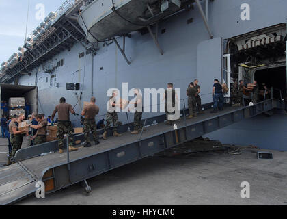 100826-N-7680ES-024 Limon Costa Rica (Agosto 26, 2010) Marinai e Marines negozi di portare a bordo il multi-purpose Amphibious Assault nave USS Iwo Jima (LHD 7). Iwo Jima è in Costa Rica sostenere la continua promessa 2010 umanitario assistenza civica di missione. Il medico assegnato e il personale tecnico imbarcato a bordo di Iwo Jima sta lavorando con i paesi partner per fornire medico, dentista, veterinario e assistenza tecnica in otto nazioni. (U.S. Foto di Marina di Massa Communications Specialist 2a classe Zane Ecklund/RILASCIATO) Navy US 100826-N-7680ES-024 marinai e Marines negozi di portare a bordo t Foto Stock