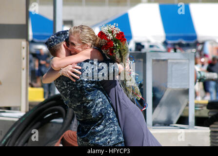 Petty Officer 1. classe Terence Holcomb, macchinista mate, è accolto a casa da sua moglie durante una celebrazione homecoming per Los Angeles-class attack submarine USS Annapolis. Annapolis è ritornato al suo homeport a Naval base sottomarina di New London a seguito di una regolarmente programmato sei mesi di distribuzione. (U.S. Navy foto di Sottufficiali di terza classe Sean Phillips) USS Annapolis homecoming DVIDS314033 Foto Stock