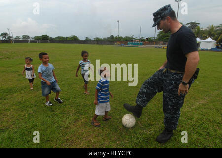 Alfiere di Julian Panolli, un infermiere da National Naval Medical Center di Bethesda imbarcato a bordo del multi-purpose Amphibious Assault nave USS Iwo Jima (LHD 7), gioca a calcio con Costa Rican bambini durante una continua promessa 2010 comunità medica di un progetto di servizio. Iwo Jima è in Costa Rica sostenere la continua promessa 2010 umanitario assistenza civica di missione. Il medico assegnato e il personale tecnico imbarcato a bordo di Iwo Jima lavorerà con la nazione partner in grado di fornire i team di medici, dentisti, veterinari, e assistenza tecnica in otto nazioni. (Foto: Petty Officer 2a classe Zane Ecklu Foto Stock